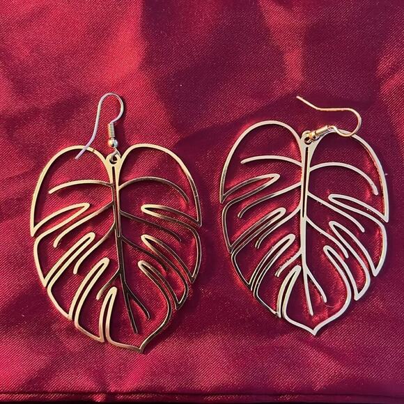 BEAUTIFUL Hollow Lead Gold Earrings - Picture 4 of 4